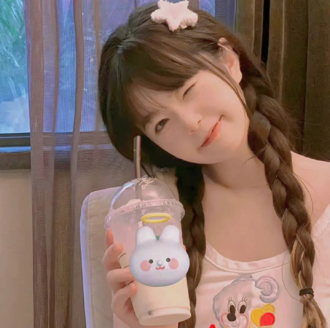 端盘子的姑娘